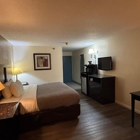 Quality Inn & Suites Woodstock Near Lake Geneva Экстерьер фото