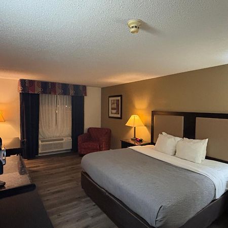 Quality Inn & Suites Woodstock Near Lake Geneva Экстерьер фото