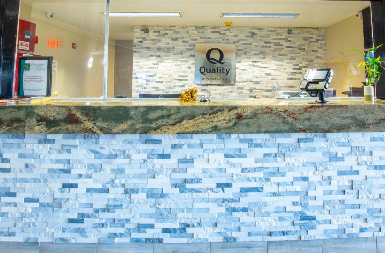 Quality Inn & Suites Woodstock Near Lake Geneva Экстерьер фото
