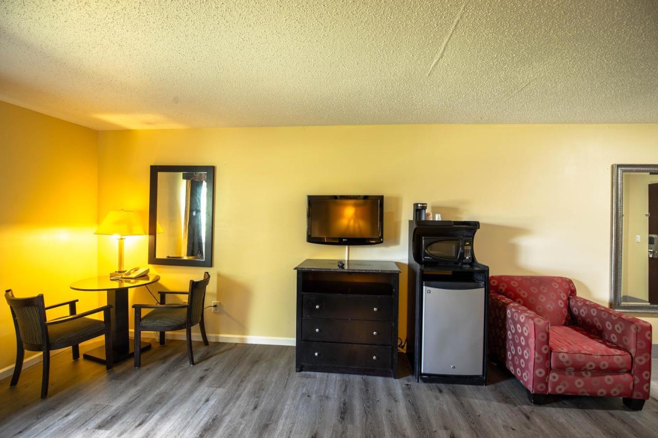 Quality Inn & Suites Woodstock Near Lake Geneva Экстерьер фото