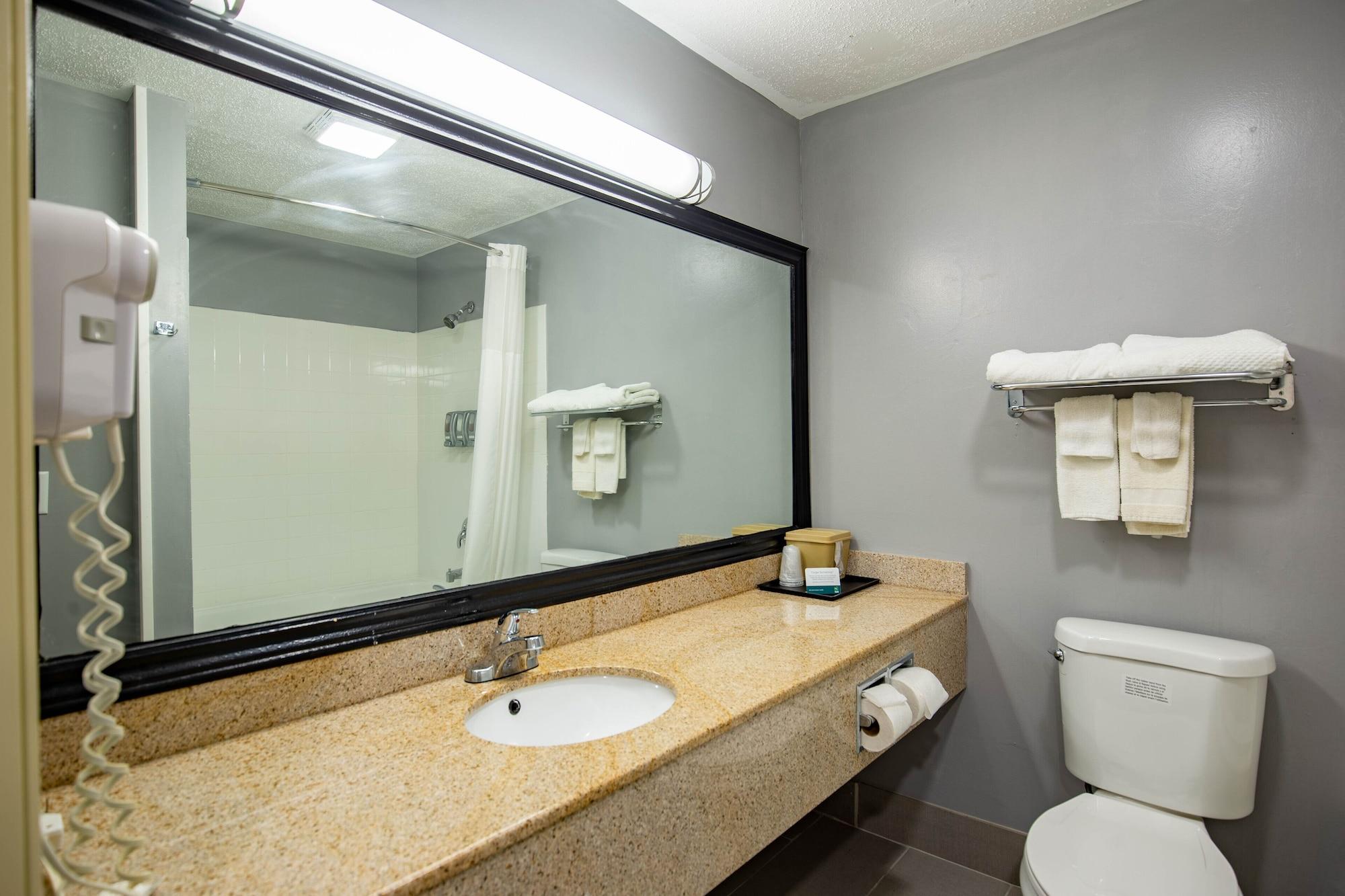 Quality Inn & Suites Woodstock Near Lake Geneva Экстерьер фото