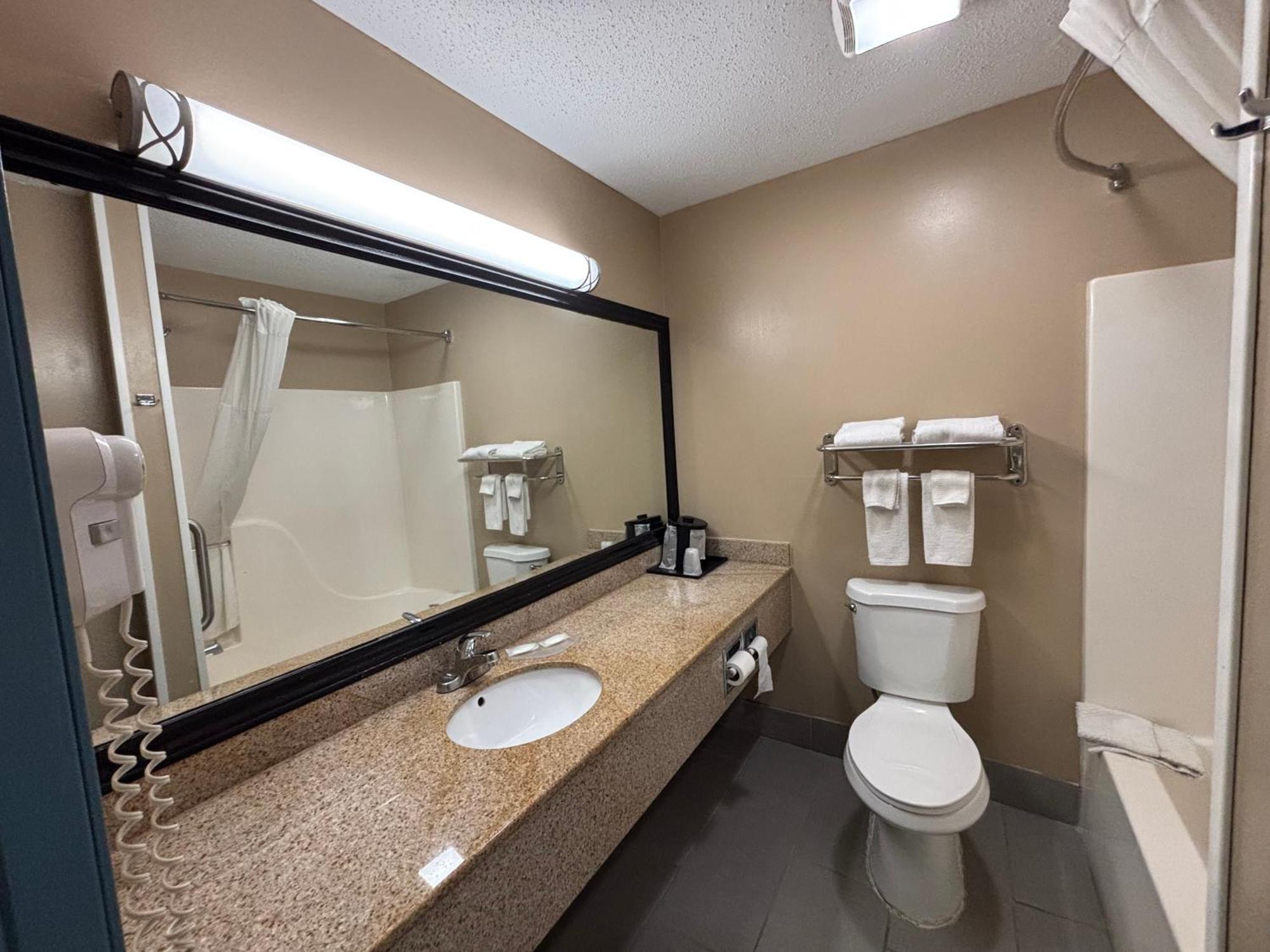 Quality Inn & Suites Woodstock Near Lake Geneva Экстерьер фото
