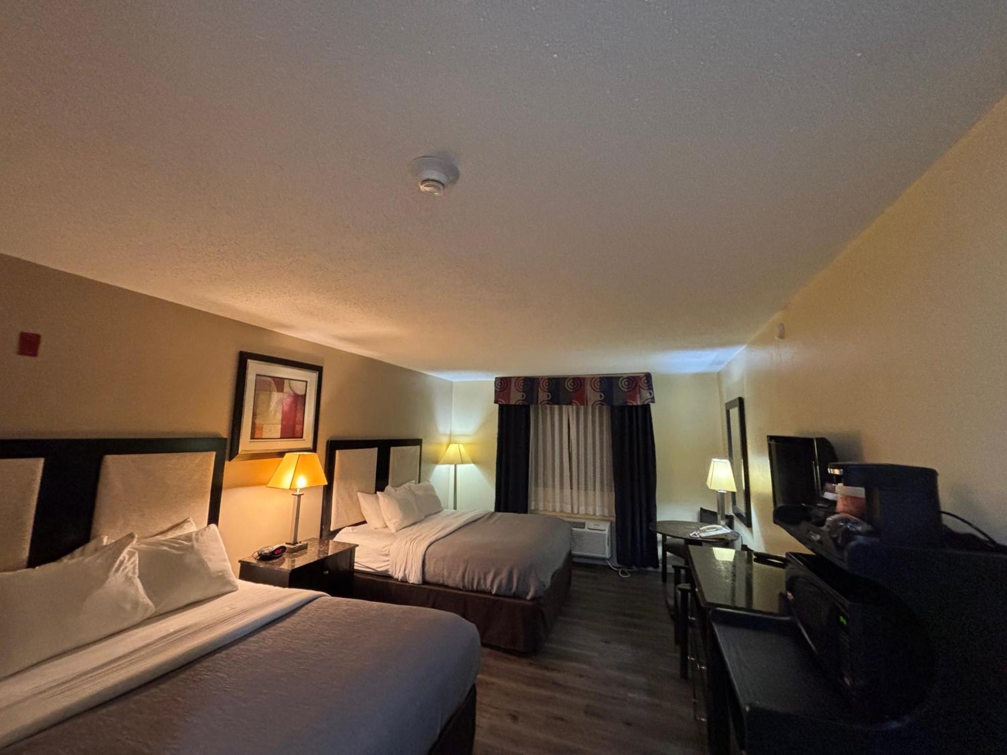 Quality Inn & Suites Woodstock Near Lake Geneva Экстерьер фото