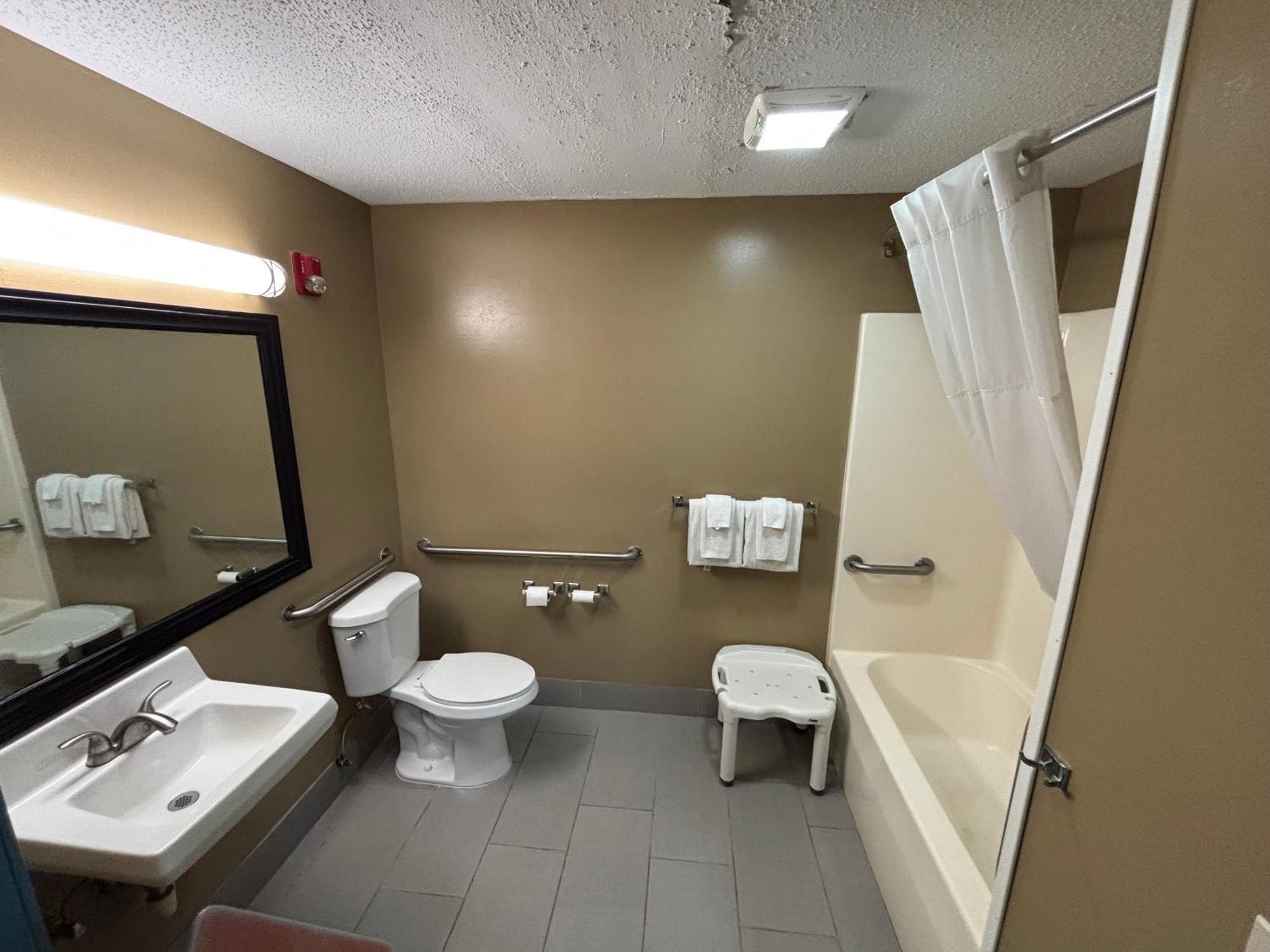 Quality Inn & Suites Woodstock Near Lake Geneva Экстерьер фото