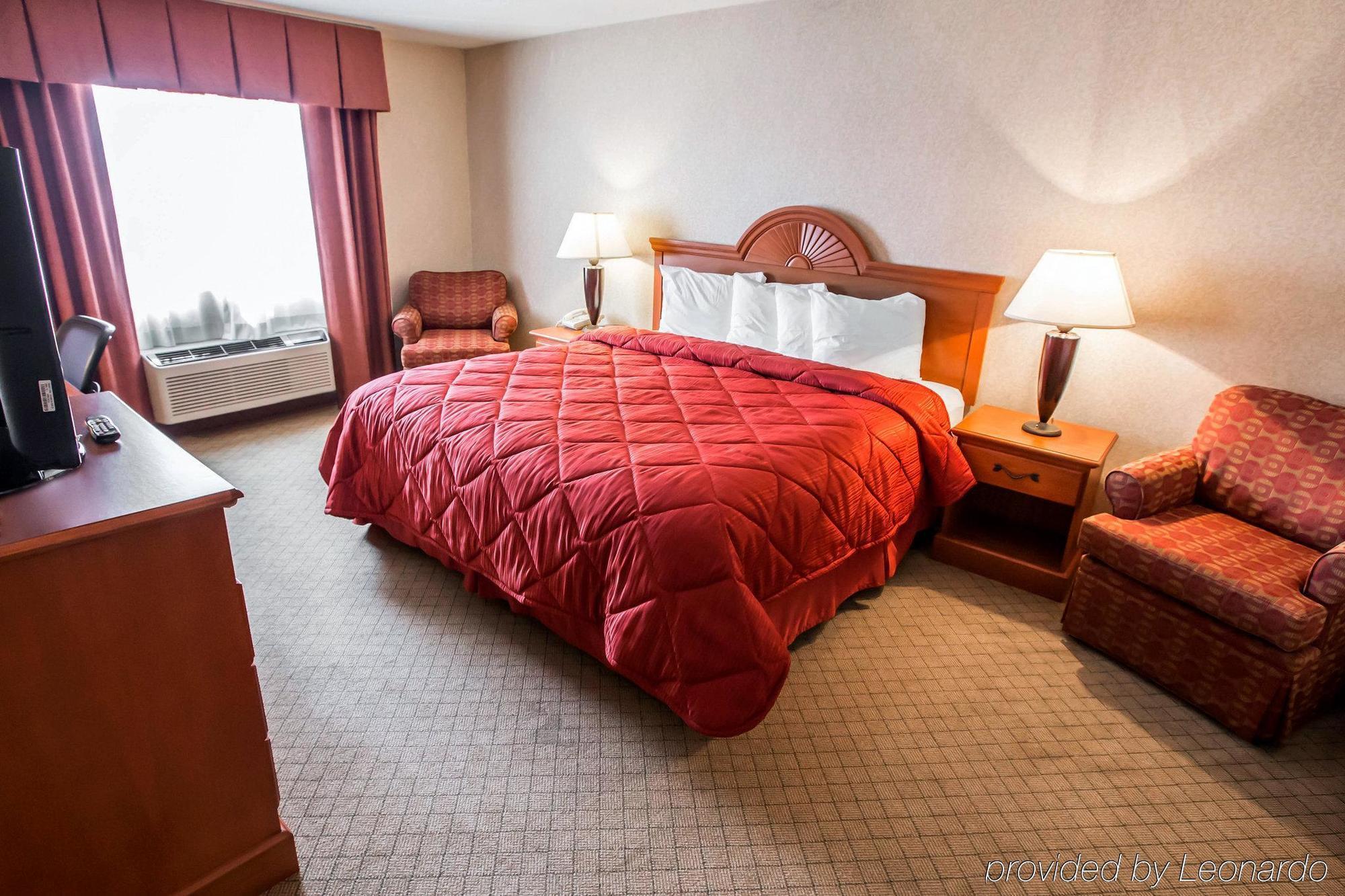 Quality Inn & Suites Woodstock Near Lake Geneva Экстерьер фото