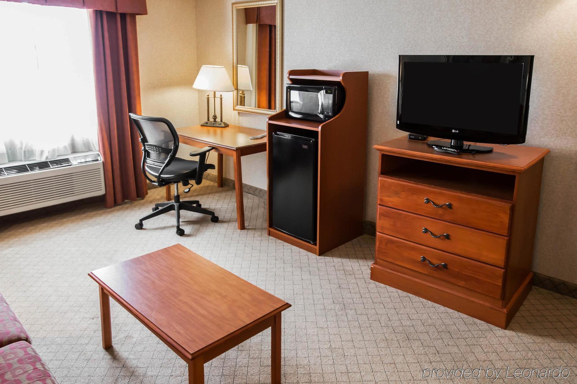 Quality Inn & Suites Woodstock Near Lake Geneva Экстерьер фото