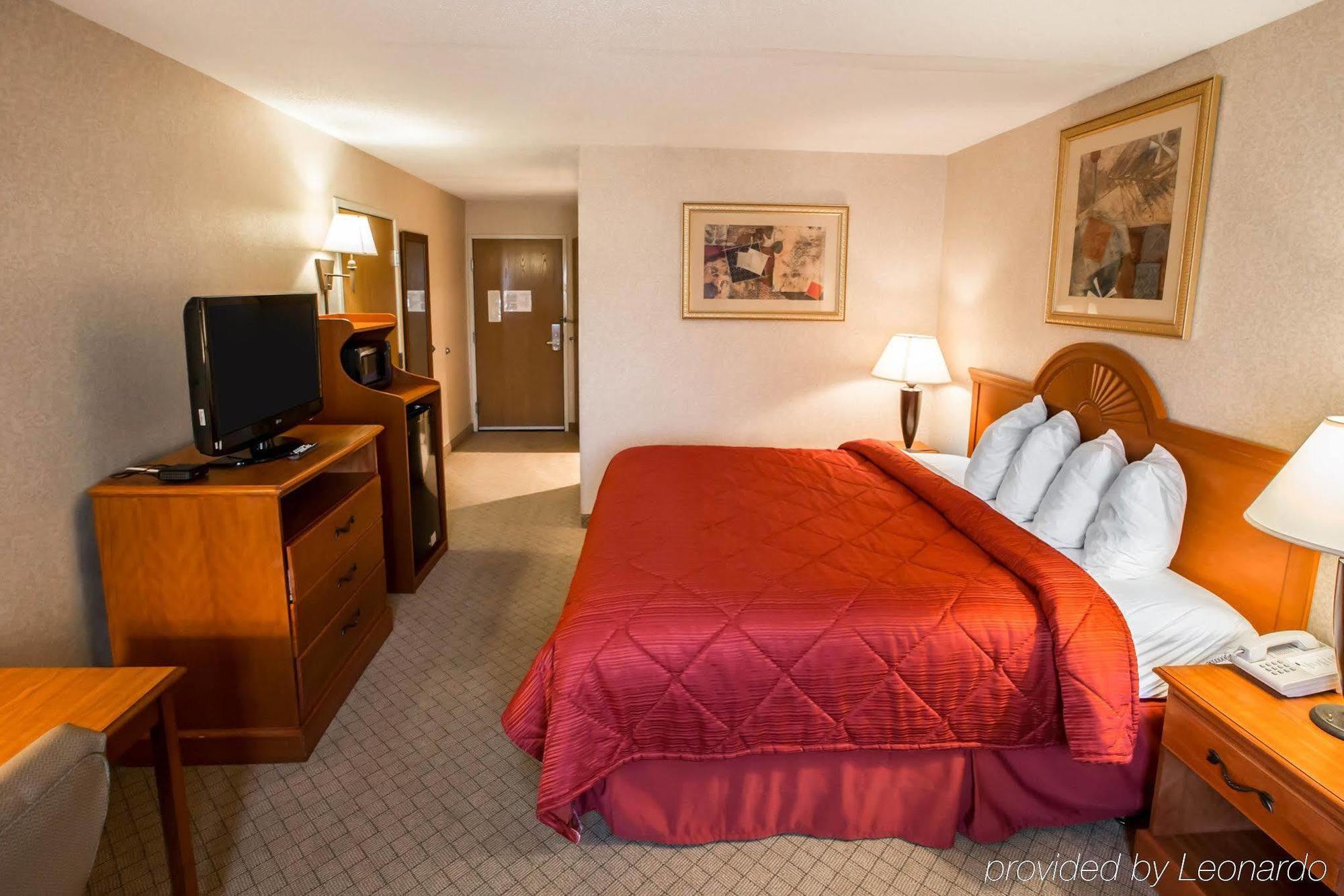 Quality Inn & Suites Woodstock Near Lake Geneva Экстерьер фото