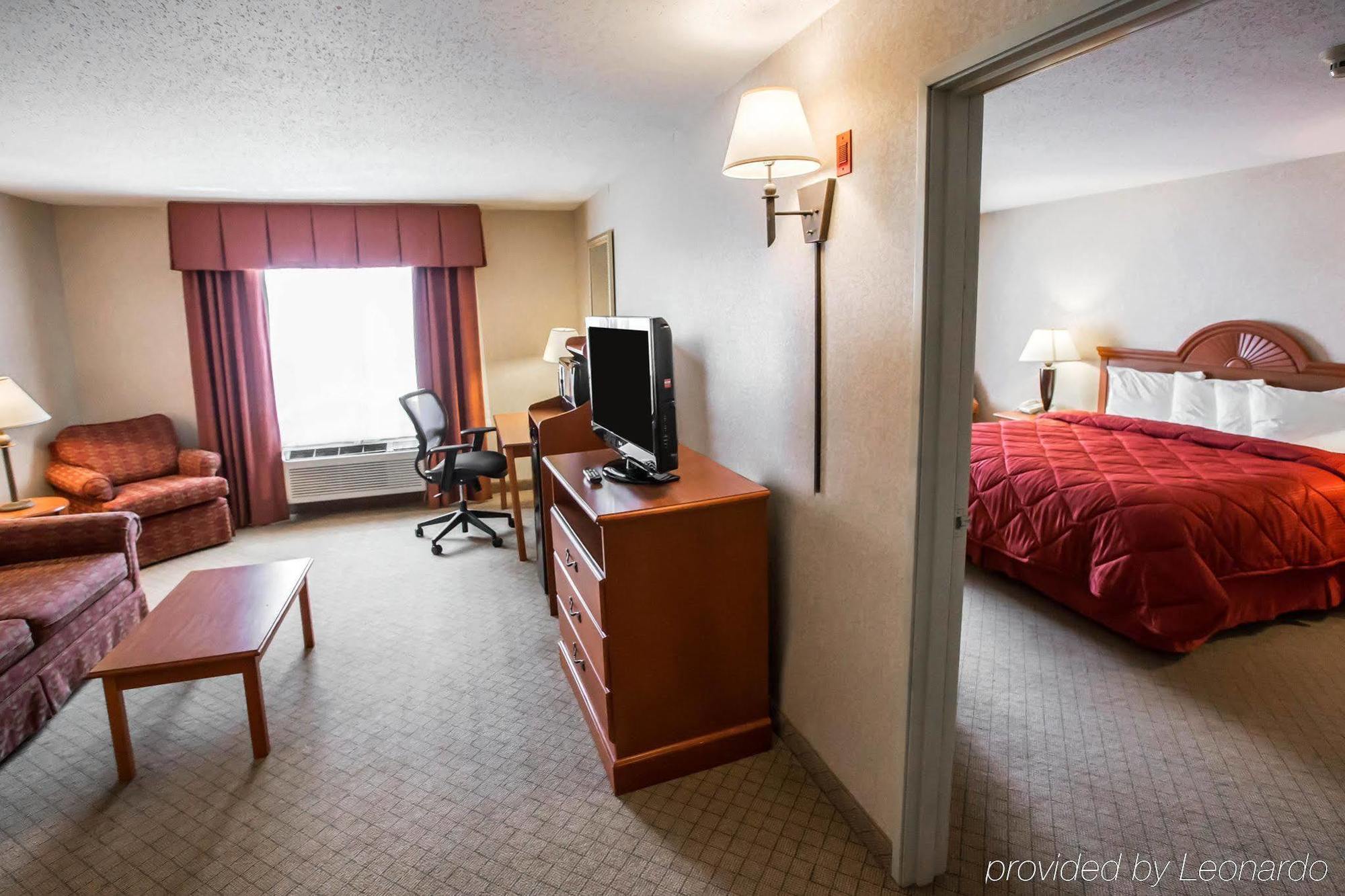 Quality Inn & Suites Woodstock Near Lake Geneva Экстерьер фото